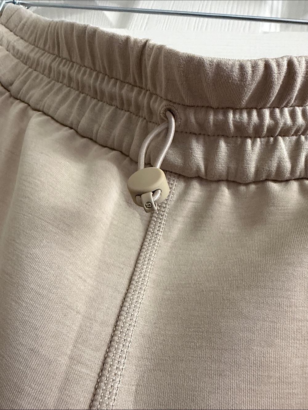 241. Lululemon Softstreme High-Rise Short 4"
Sheer Oak NWT size 8 - Picture 3 of 6